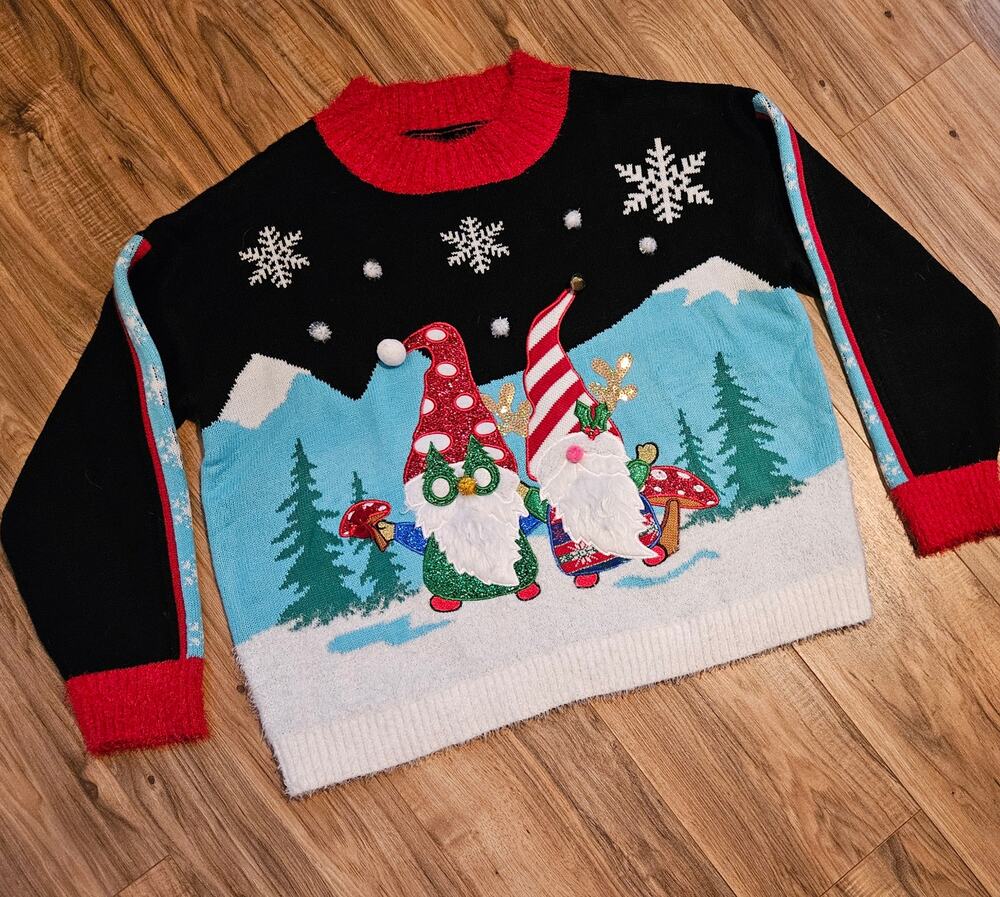 Woman's Holiday Gnome Christmas sweater size XL